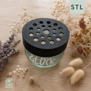 Blumenretter mit Lochmuster auf einem Glücksglas, dekoriert mit Trockenblumen auf einem Holztisch. STL-Datei