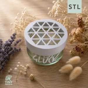 STL-Datei Blumenretter mit Dreieck-Muster für Glücksglas auf einem Holztisch, drumherum liegen Trockenblumen.