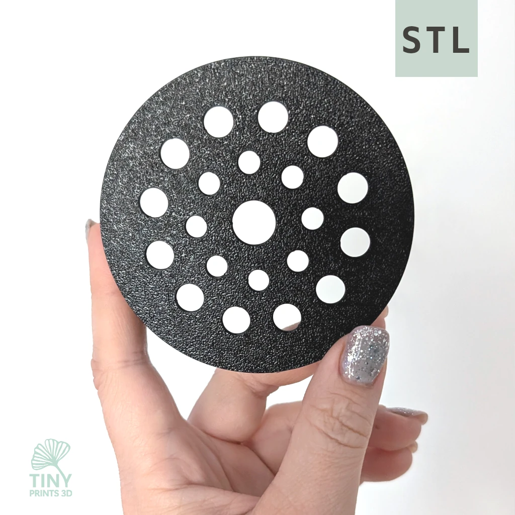 STL-Datei: Blumenretter mit Lochmuster für das Glücksglas Kleine Stiche Blumenretter-Deckel mit Lochmuster als STL-Datei in der Hand zum Größenvergleich