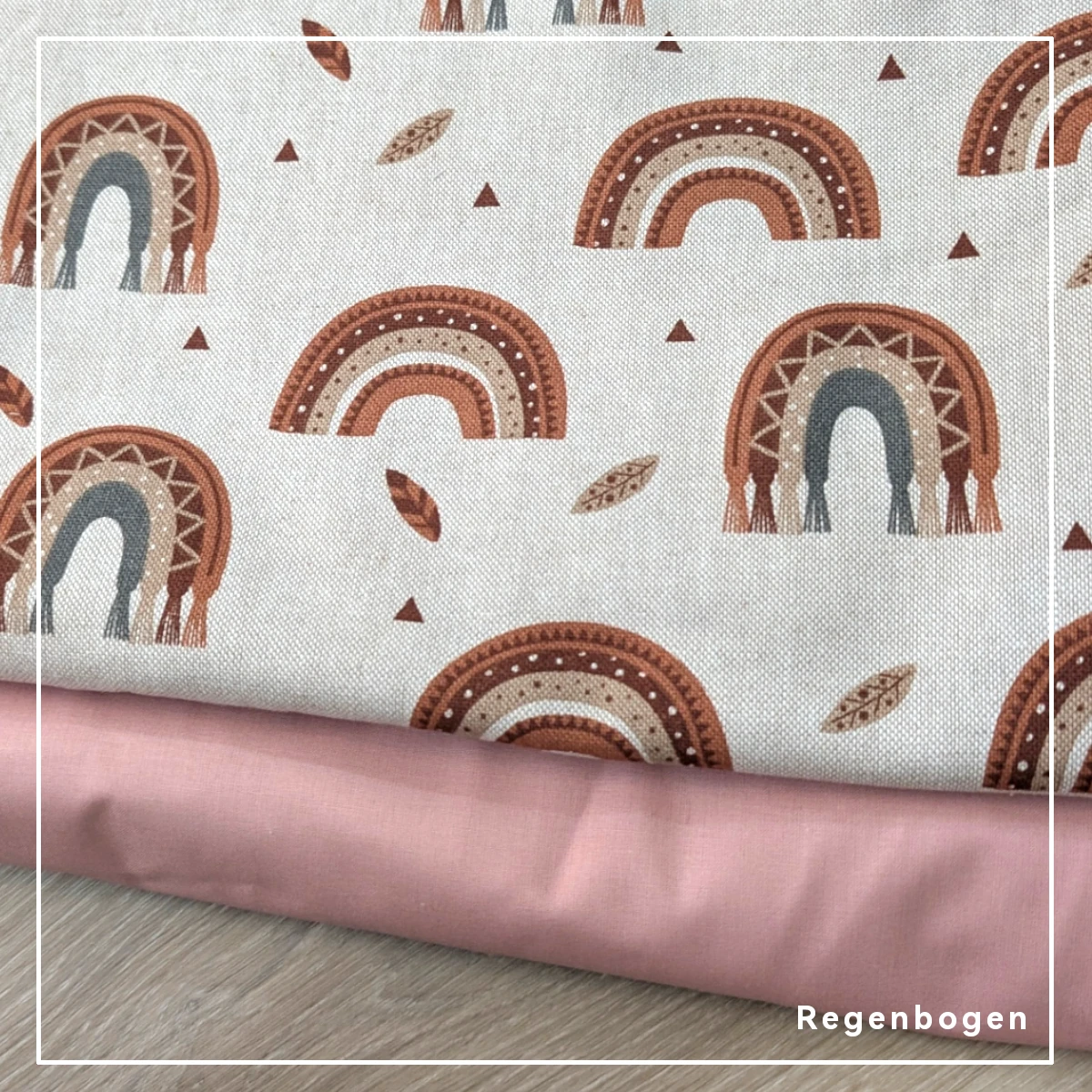 Kindergartentasche für Wechselkleidung - Modell 'Max' Kleine Stiche Regenbogenstoff mit dunkelrosa für Innen