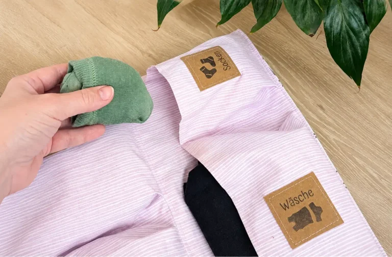 Was gehört in die Wechselkleidungstasche? Die praktische Checkliste für Kindergarten & Kita Kleine Stiche Wechselkleidungstasche für den Kindergarten mit beschrifteten Fächern für Socken und Wäsche sowie einsortierter Ersatzkleidung.
