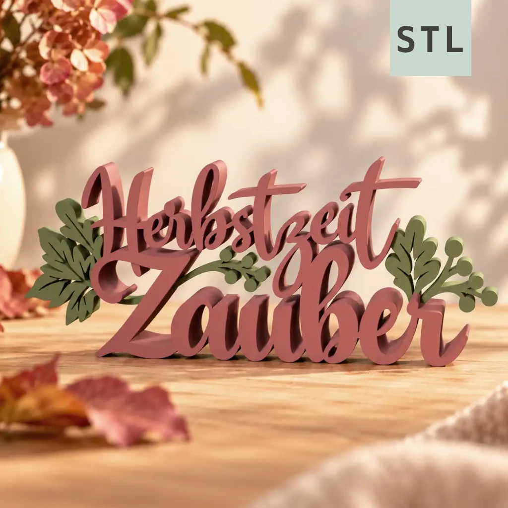 STL-Datei: Herbstzeitzauber – Schriftzug zum Aufstellen und Aufhängen Kleine Stiche Digitale Vorschau des rosa-grünen Herbstzeitzauber-Schriftzugs als 3D-Druck-Aufsteller auf einem Holztisch
