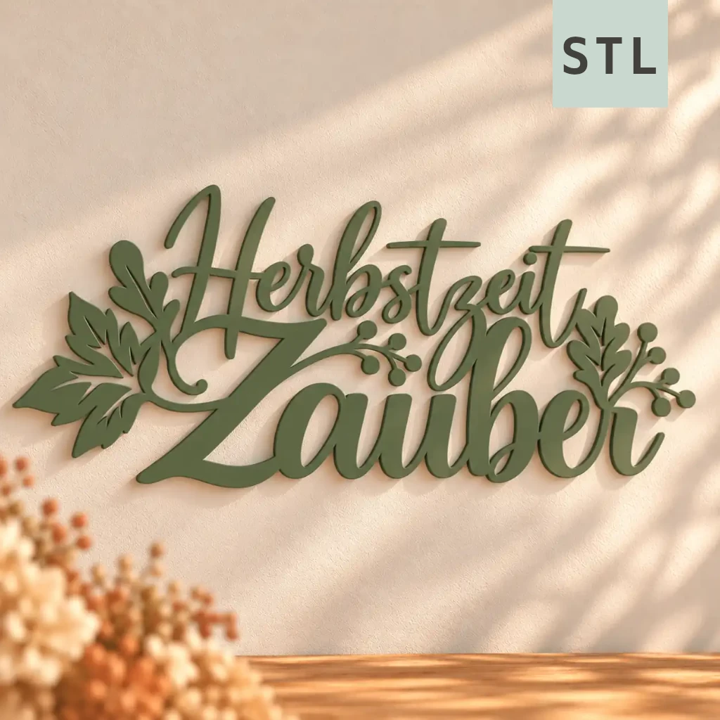 STL-Datei: Herbstzeitzauber – Schriftzug zum Aufstellen und Aufhängen Kleine Stiche Digitale Vorschau des grünen Herbstzeitzauber-Schriftzugs als 3D-Druck-Wanddeko über einem Holztisch